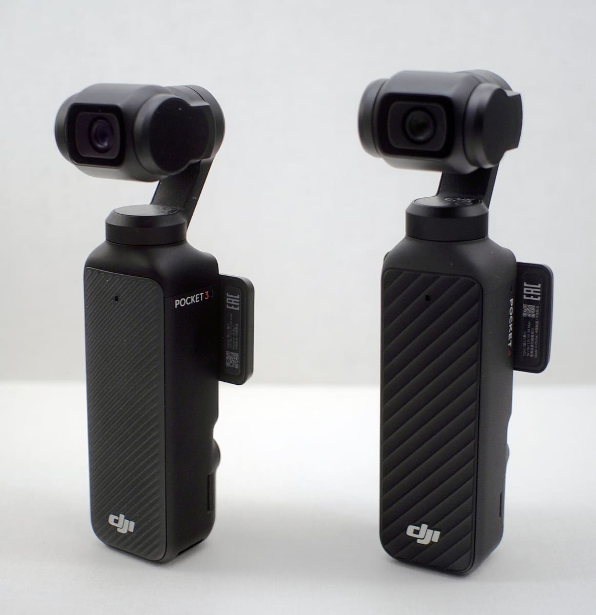 Osmo Pocket 3(左)と Osmo Pocket 4。グリップのシボのデザインが違うぐらいで、見た目はほとんど同じ