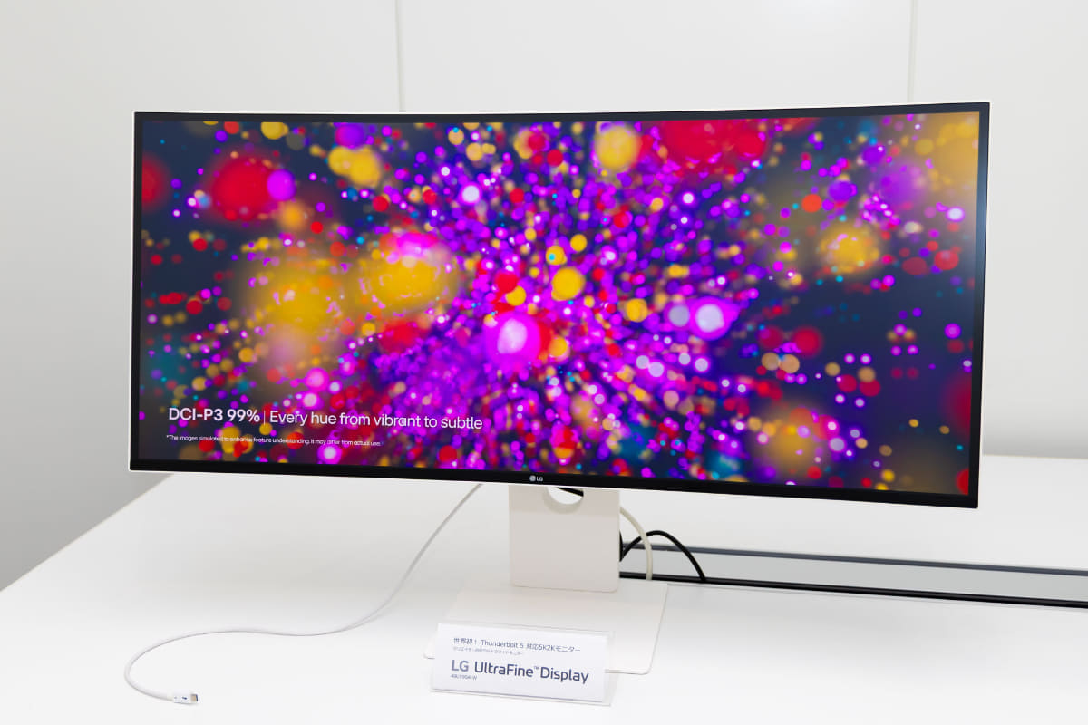 会場には、多数のモニターが展示されていた。これは、世界初のThunderbolt 5対応5K2Kモニター「40U990A-W」