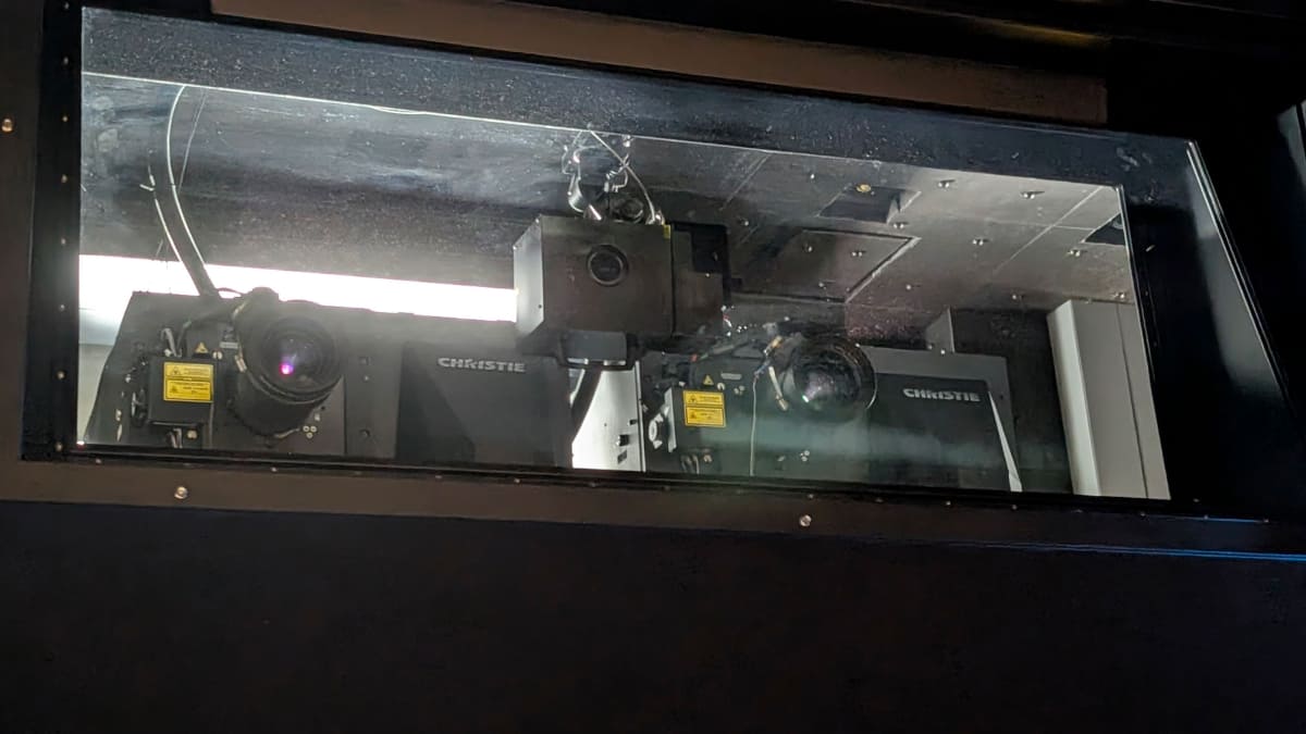 ドルビーシネマで使われている2台の4Kレーザープロジェクタ