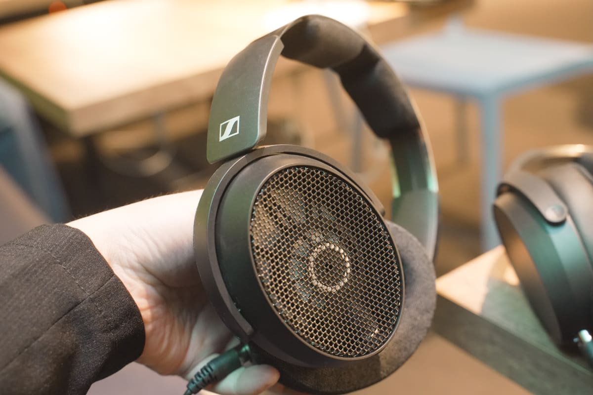 既発売の開放型モニターヘッドフォン「HD 490 PRO」