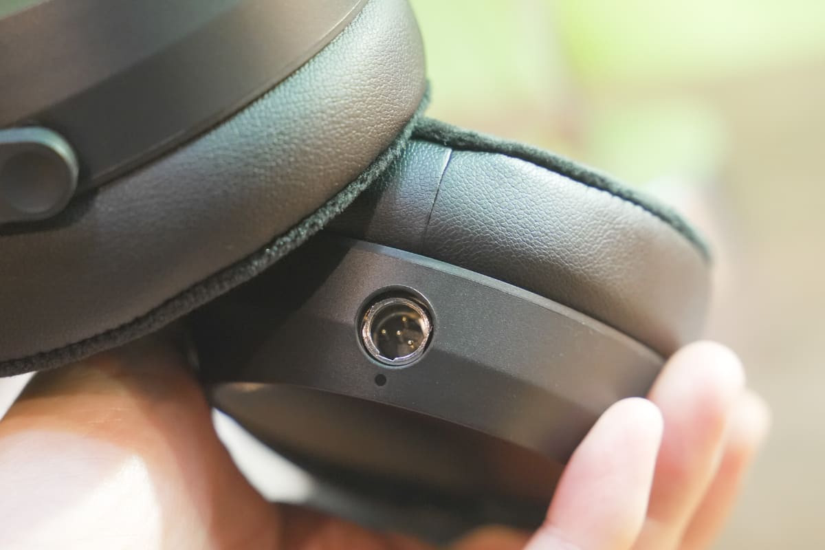 ミニXLR端子を採用