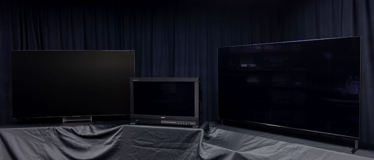 写真左からBRAVIA 9 II(K-65XR90M2)、BVM-HX3110、BRAVIA 9(K-65XR90)