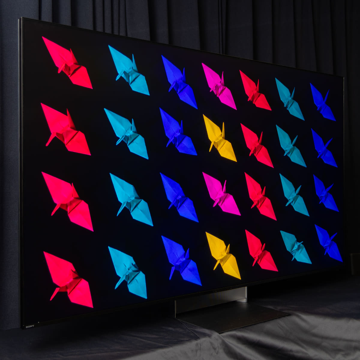 BRAVIA 9 IIを斜めから撮影。折り鶴の色が褪せることなく、鮮やかに描写。従来モデルに較べて、視野角が向上している