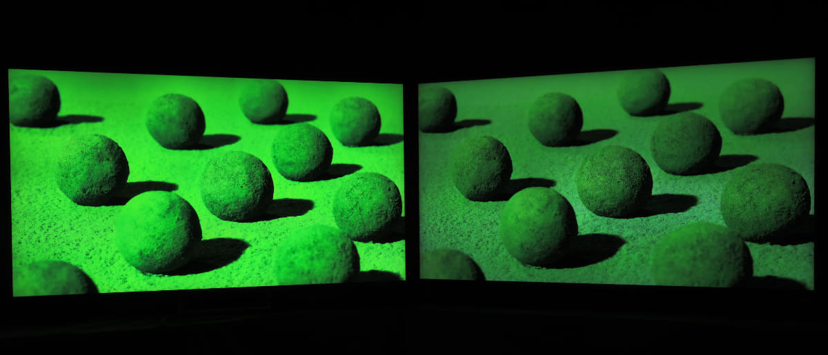 BRAVIA 9 II(写真左)と、BRAVIA 9の比較