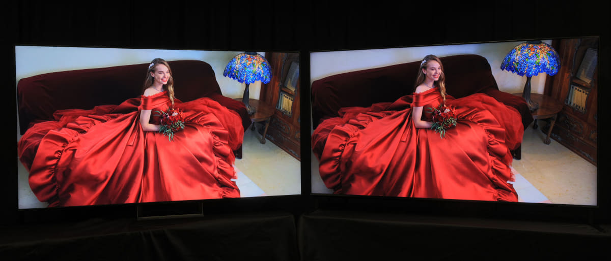 BRAVIA 9 II(写真左)と、BRAVIA 9の比較