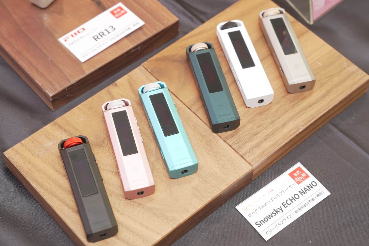 ブラック、ホワイト、ピンク、スカイブルー、チタニウム、グリーンと、豊富なカラーを備えている