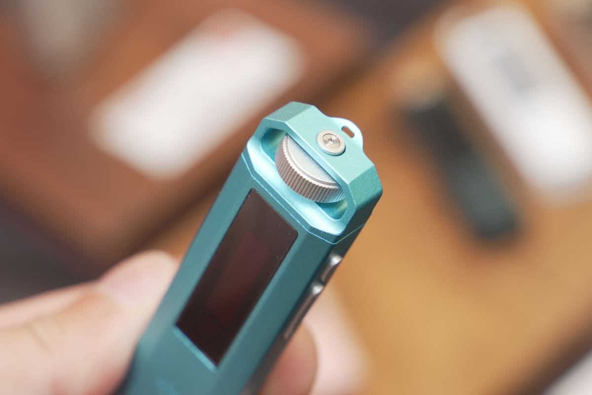 上部に備えたスクロールホイールを指先で回して操作する