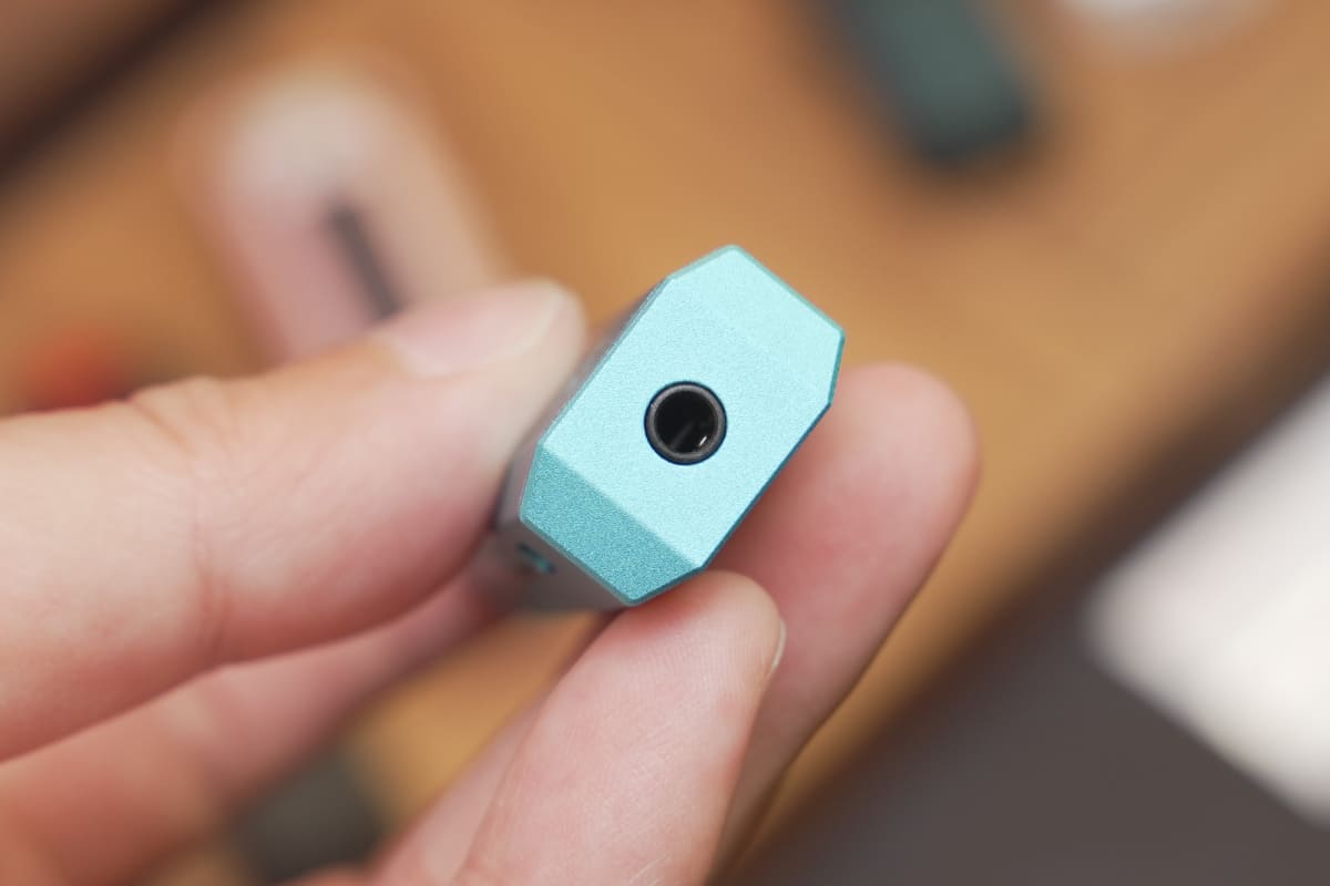 底面にイヤフォン出力