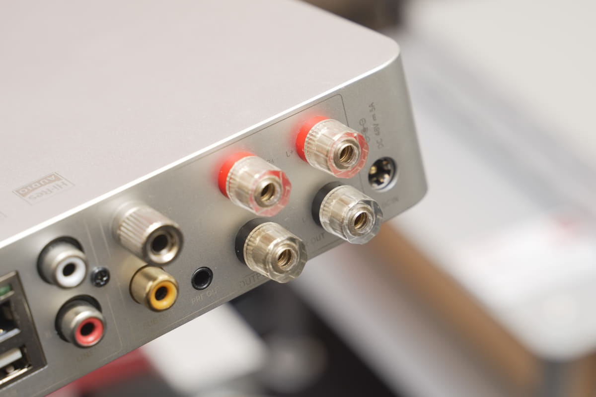 スピーカー駆動用アンプも備えている