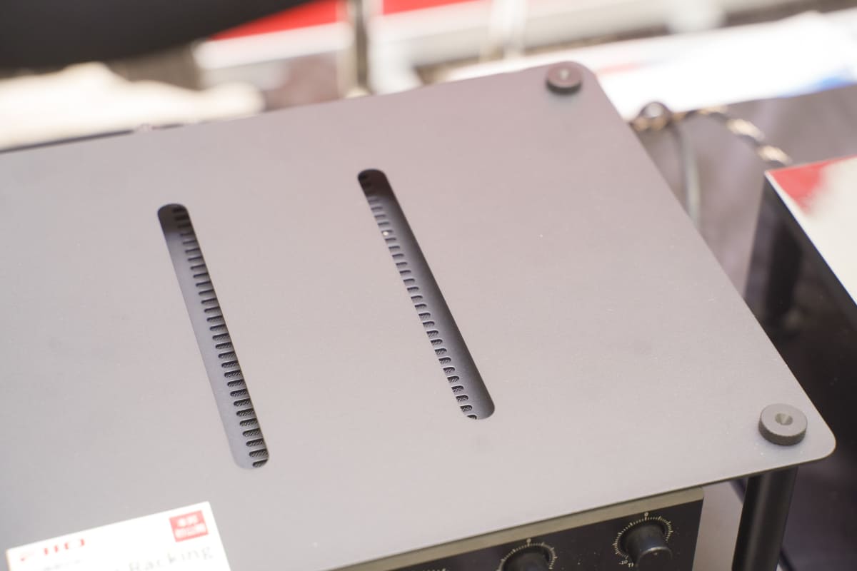 機器を設置しているのがModular Racking。各層に通気スロットを備える