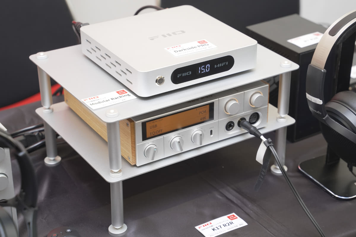 こちらはシルバーのラック