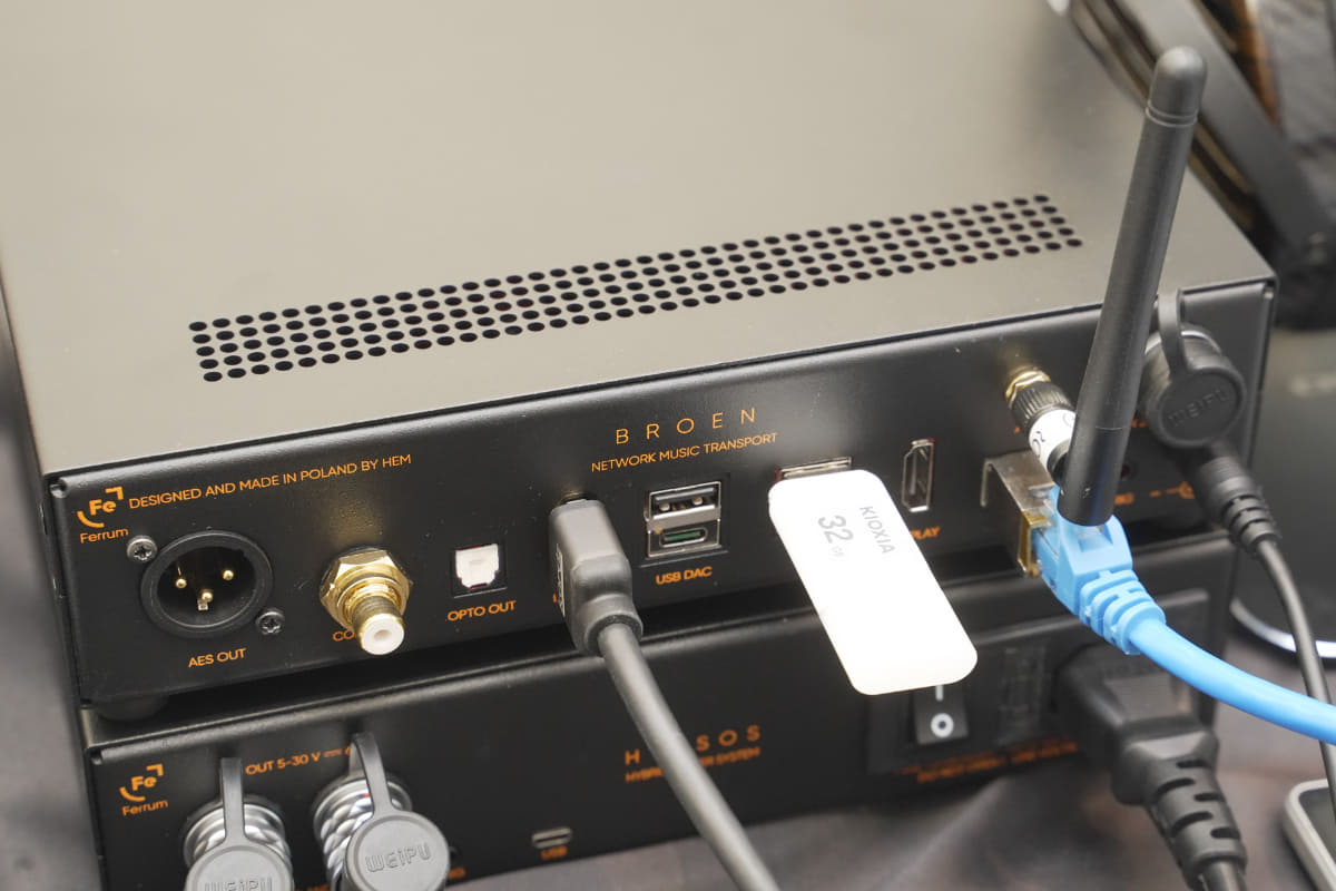 上段がFerrum Audio BROENの背面