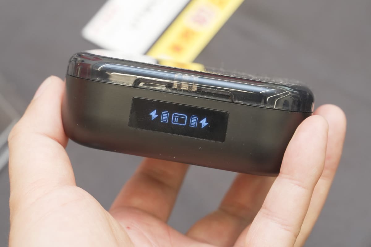 前面にディスプレイを備える