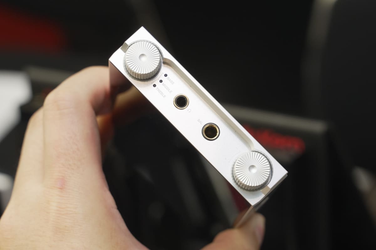 天面左に見えるのがBass/Mid/Trebleを中心とした直感的なコントロールを可能にするAudiodoイコライザーのノブ