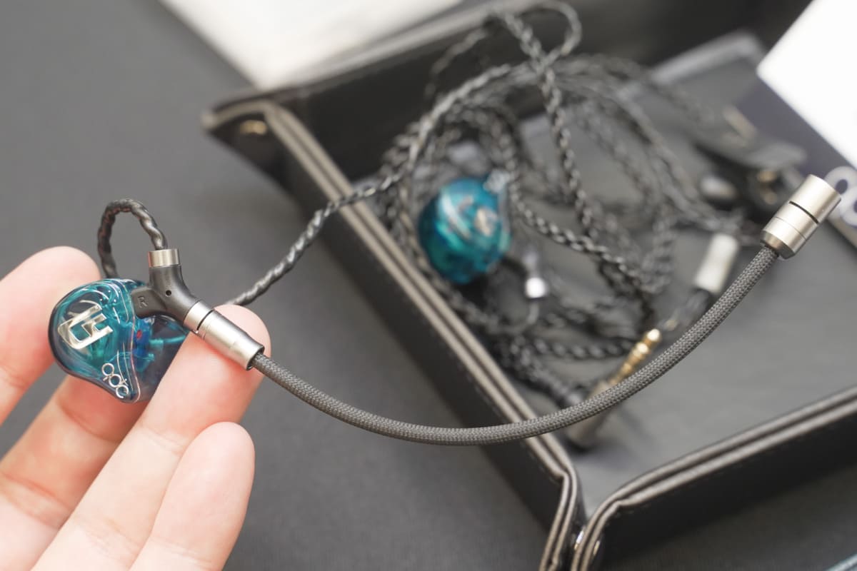 qdc「DEBUT-CG」。ボイスチャット用に着脱式ブームデザインのエレクトレット型マイクロホンを備えている