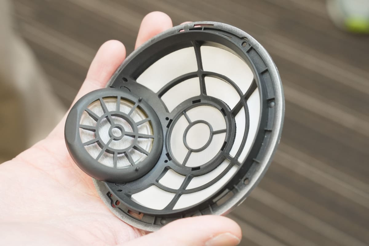 左に見える小さな円がユニット。このように、耳に対して振動板の角度が最適になるよう、向きをつけて取り付けられている