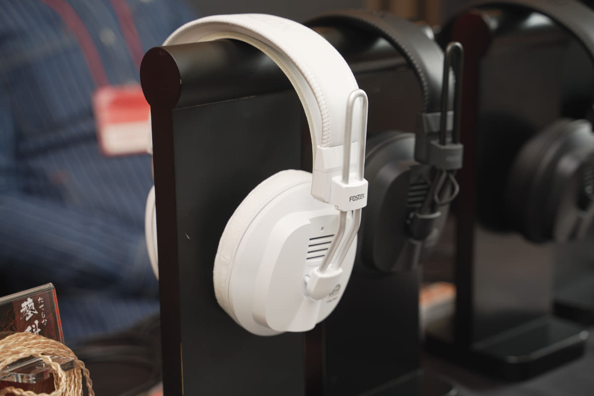 ブースには、既発売モデルのカラーバリエーション提案として、ホワイトモデルも参考展示