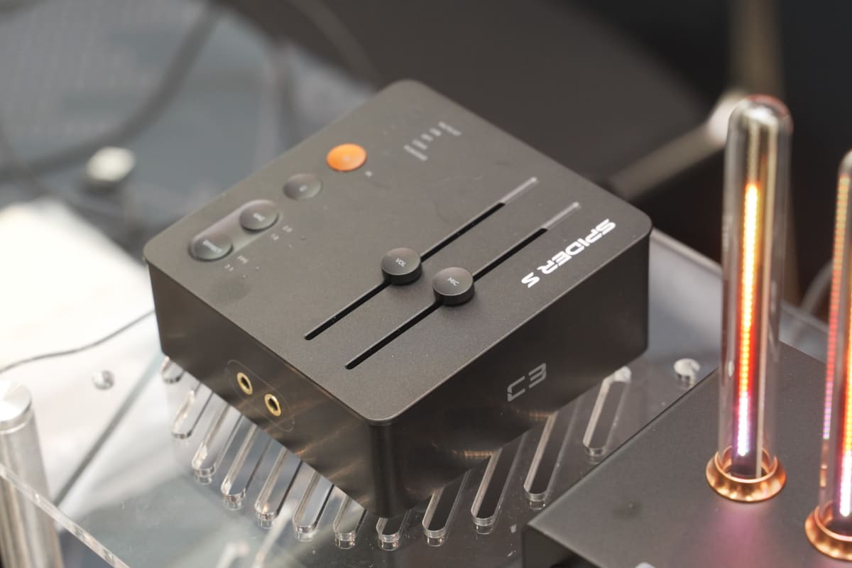 ゲーム用に、足音を聞き取りやすくするなどの機能を備えた「C3」というモデルも参考出品。ノブで、ゲームなどの音を上げ下げでき、それとは別にマイク用ノブも備えている