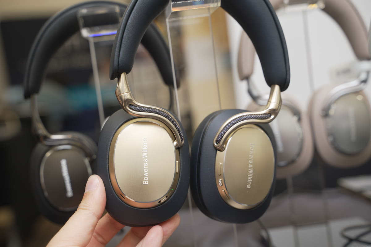 Bowers & Wilkinsのブースには、ワイヤレスヘッドフォン「Px8 S2」の新色として登場した「ミッドナイト・ブルー」と「パール・ブルー」が登場