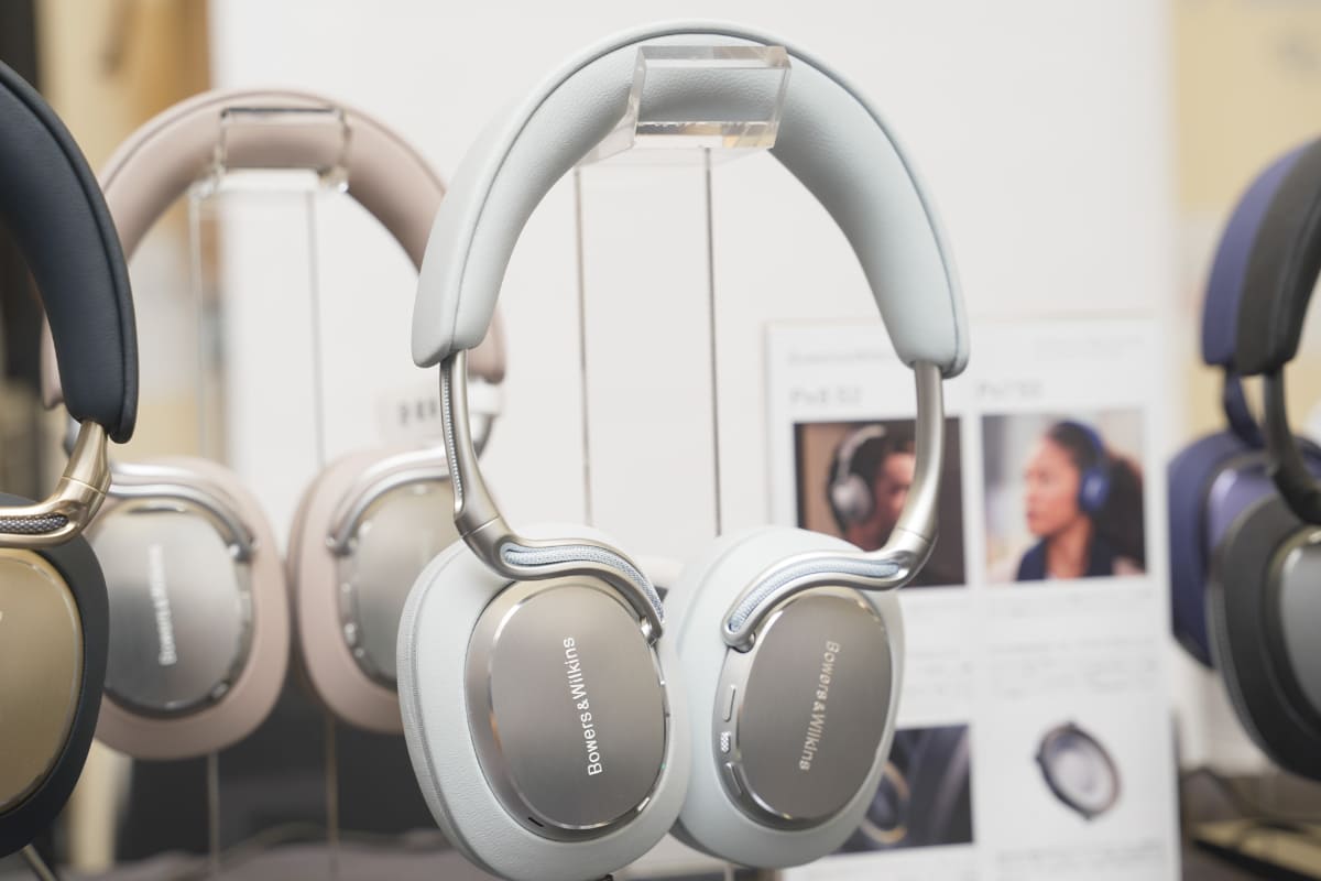 Bowers & Wilkinsのブースには、ワイヤレスヘッドフォン「Px8 S2」の新色として登場した「ミッドナイト・ブルー」と「パール・ブルー」が登場