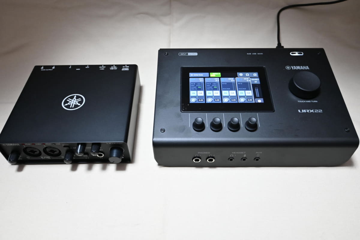 写真左が“コンパクト(Compact)”のURC22C、右がURX22