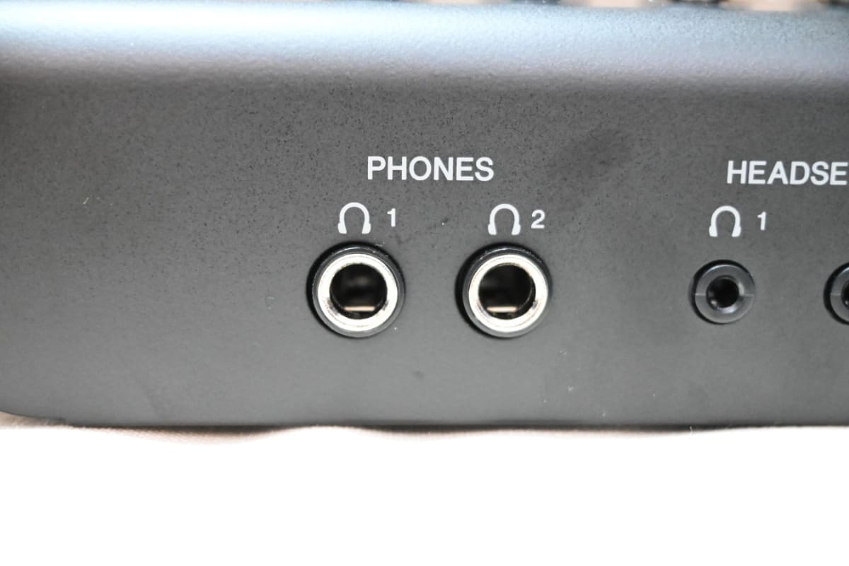 フロント部の6.3㎜ヘッドフォン端子