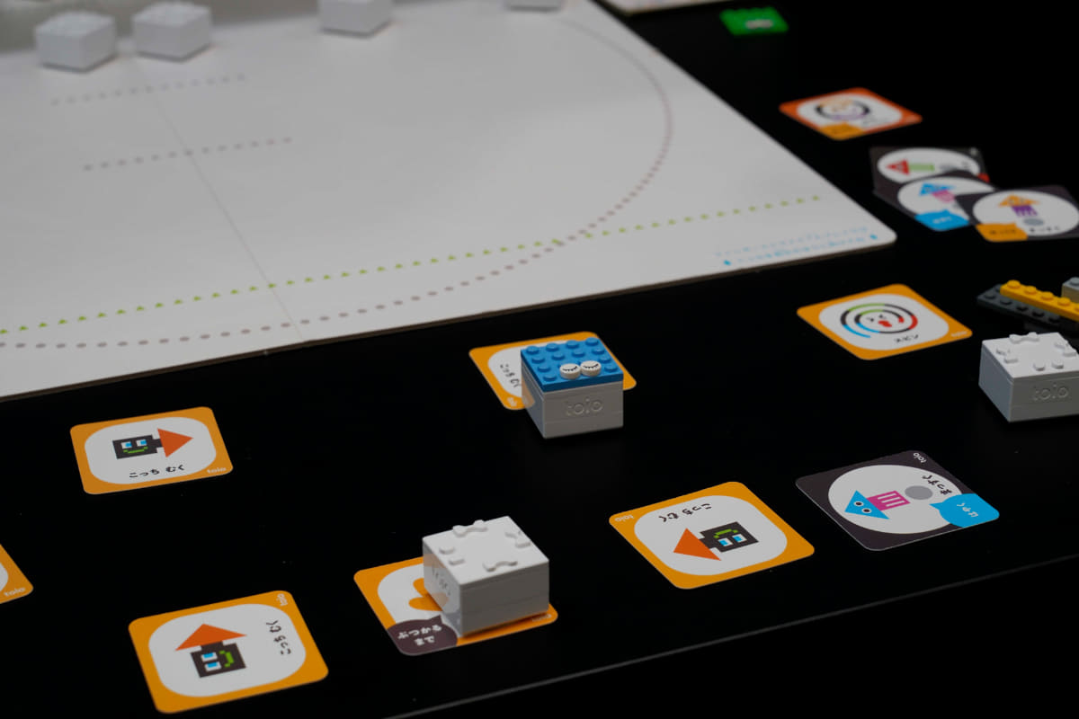 カードに乗せるだけで書いてある指示に従う