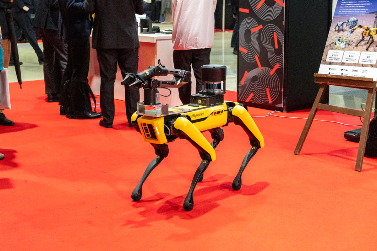 4足歩行のゴミ回収ロボット