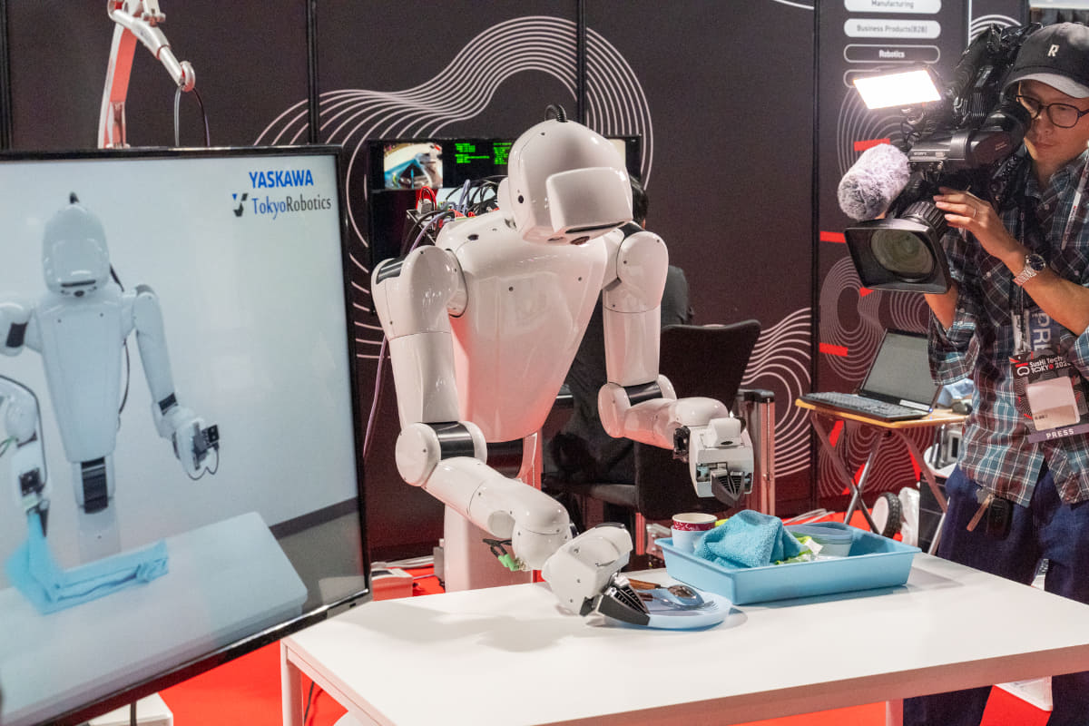 遠隔操作で机上を片付けている