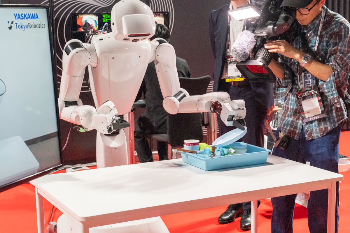 動作はゆっくりだが、確実に物を掴んでササッと片付けを終わらせていた