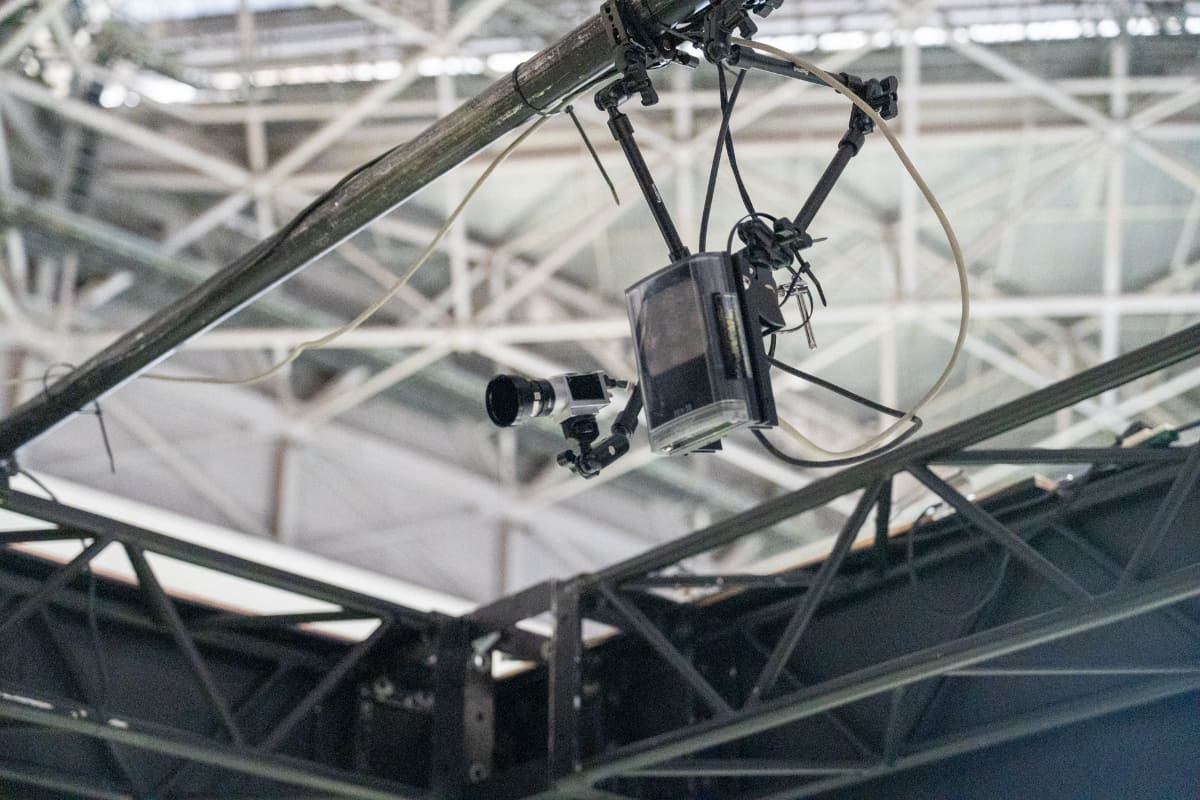 手前のカメラでバチの位置を捉える