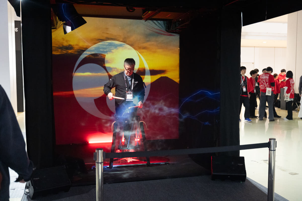 バチに雷のエフェクトがかかるような演出