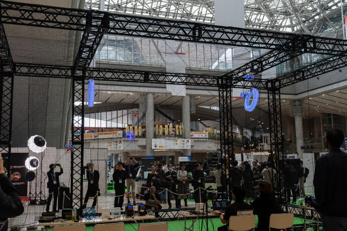 ドローンサッカーの実演も