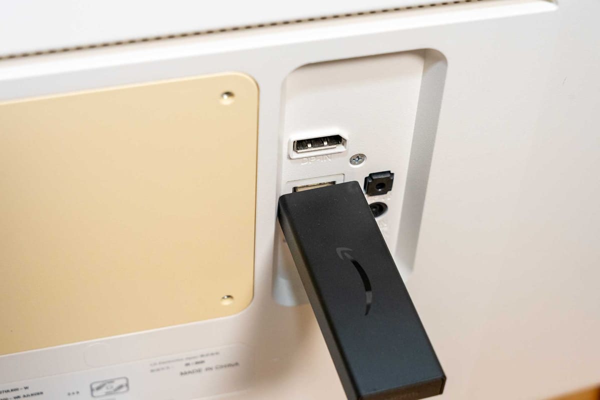 LG製PCディスプレイ「27UL600-W」のHDMIポートは背面のくぼみにあるため、旧Fire TVはくぼみのフチに干渉してしまう