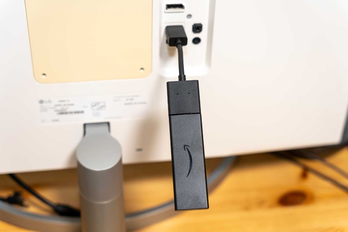 旧Fire TVにHDMI延長アダプタを組み合わせたところ。ディスプレイ背面とはいえ不格好なのが気になるところ