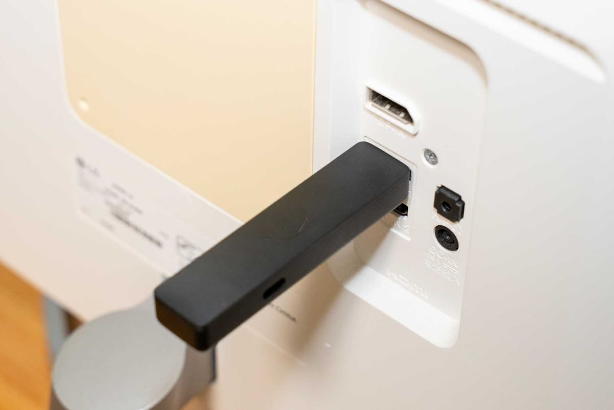 スリムになった新Fire TVはフチに干渉せず、単体で接続可能