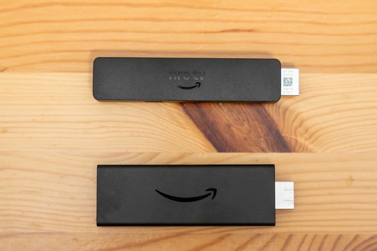 上が新しい「Fire TV Stick HD」。下は2021年発売「Fire TV Stick 第3世代」