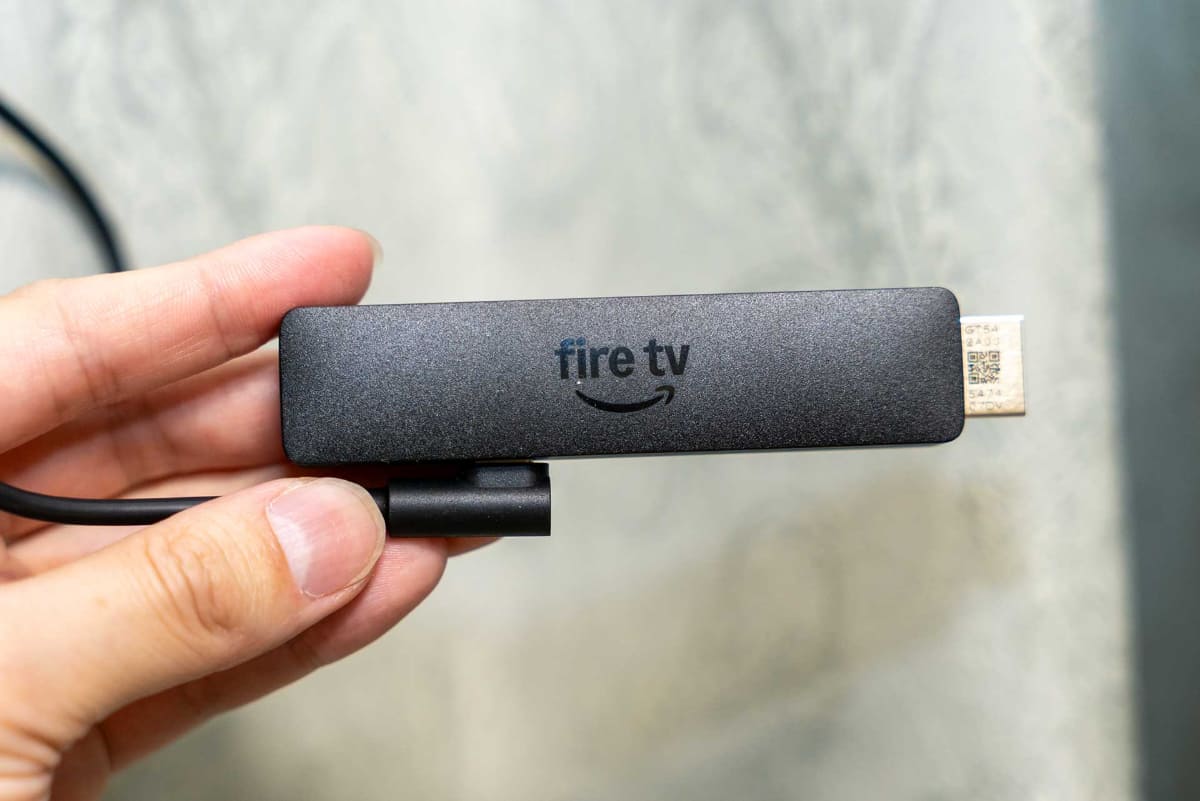 付属のUSB-CケーブルはL字型コネクタ。Fire TV Stick HDに挿したときも出っ張りが少ない
