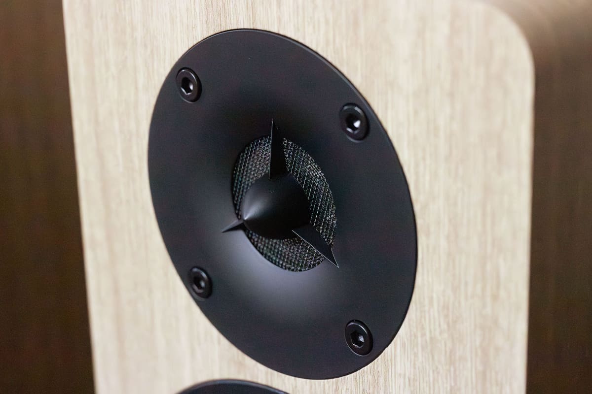 AIRPULSEブランド初となる平面ダイアフラムツイーター。振動板自体にボイスコイルをプリントしているため、高速レスポンスと歪みの少ない音が愉しめるという