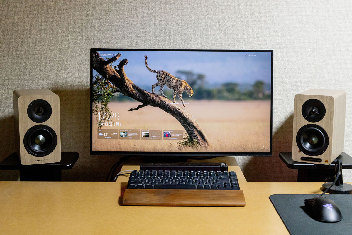 27インチモニターの両脇にA60をセットしてみました