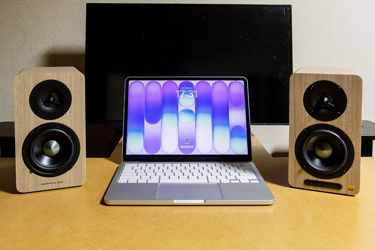 MacBook Neoの隣に置いてみました