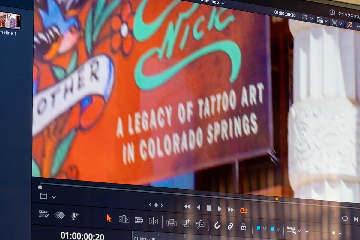 動画撮影時、ブレて読みにくくなってしまった看板の文字や建物の彫刻などがクッキリと見やすくなる