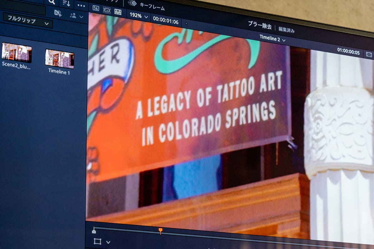 動画撮影時、ブレて読みにくくなってしまった看板の文字や建物の彫刻などがクッキリと見やすくなる