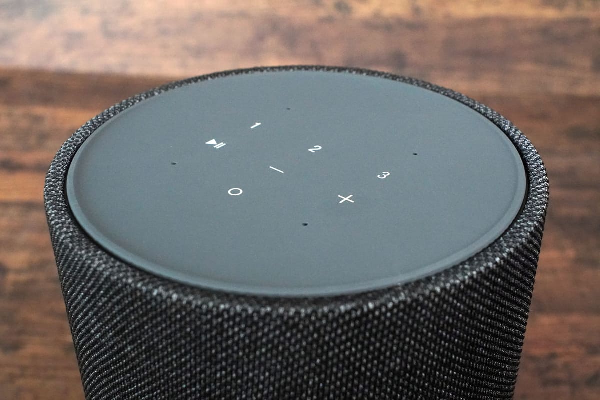 天板の操作スイッチ。数字ボタンはSpotifyのプレイリストやインターネットラジオ局の登録や呼び出しができる