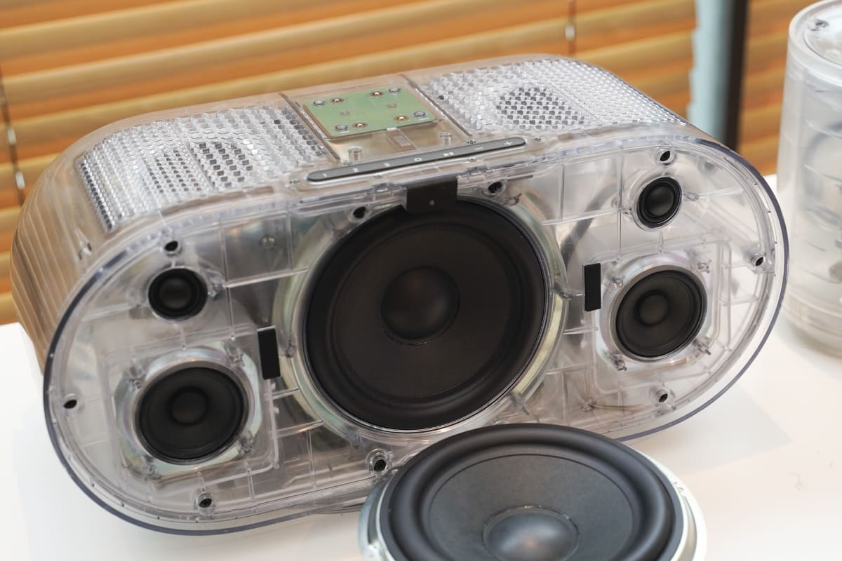 DENON HOME 600の内部。前後に巨大な6.5インチウーファーを配置