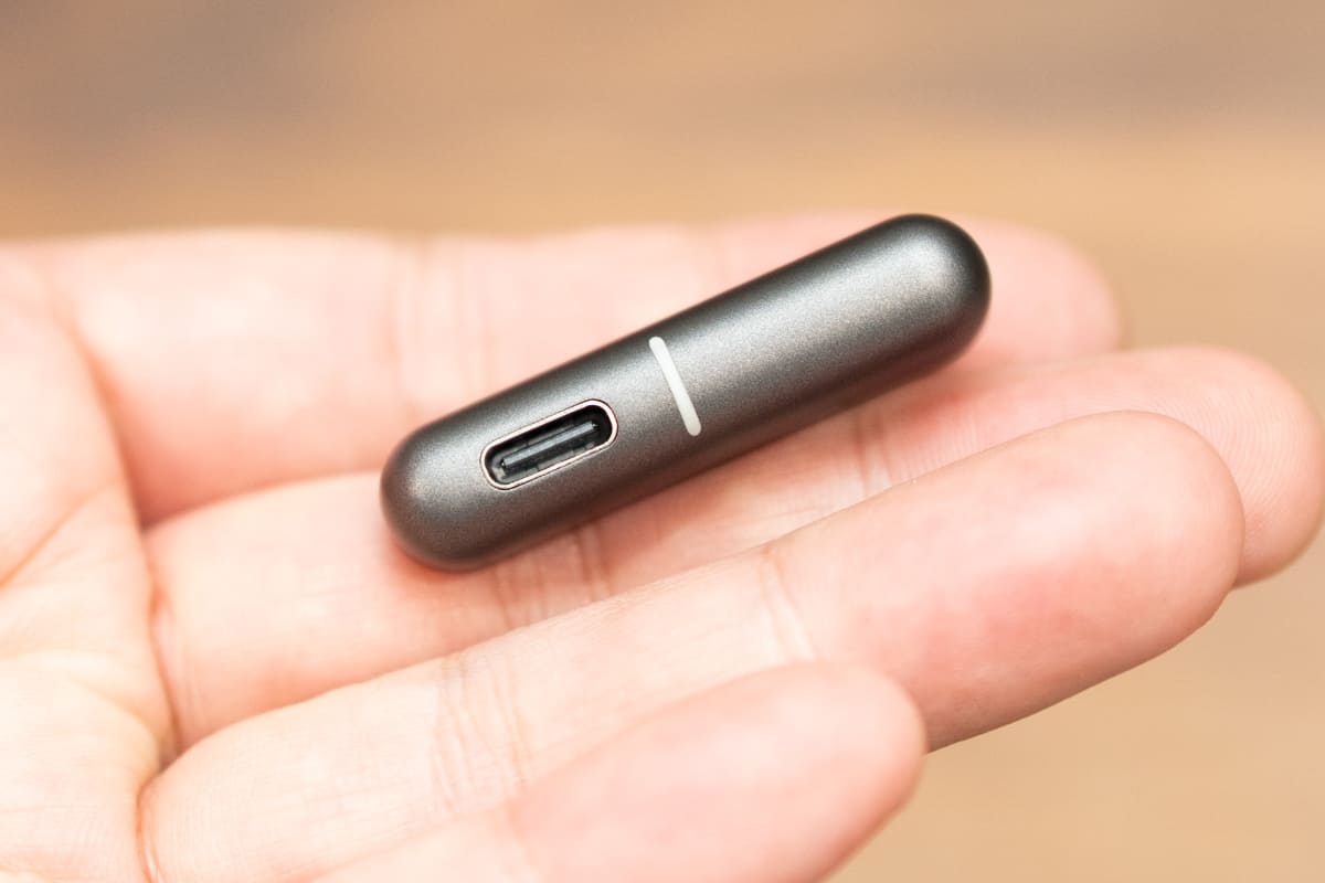 底面にPD3.0準拠/最大45Wの給電用USB-Cポートを備えている