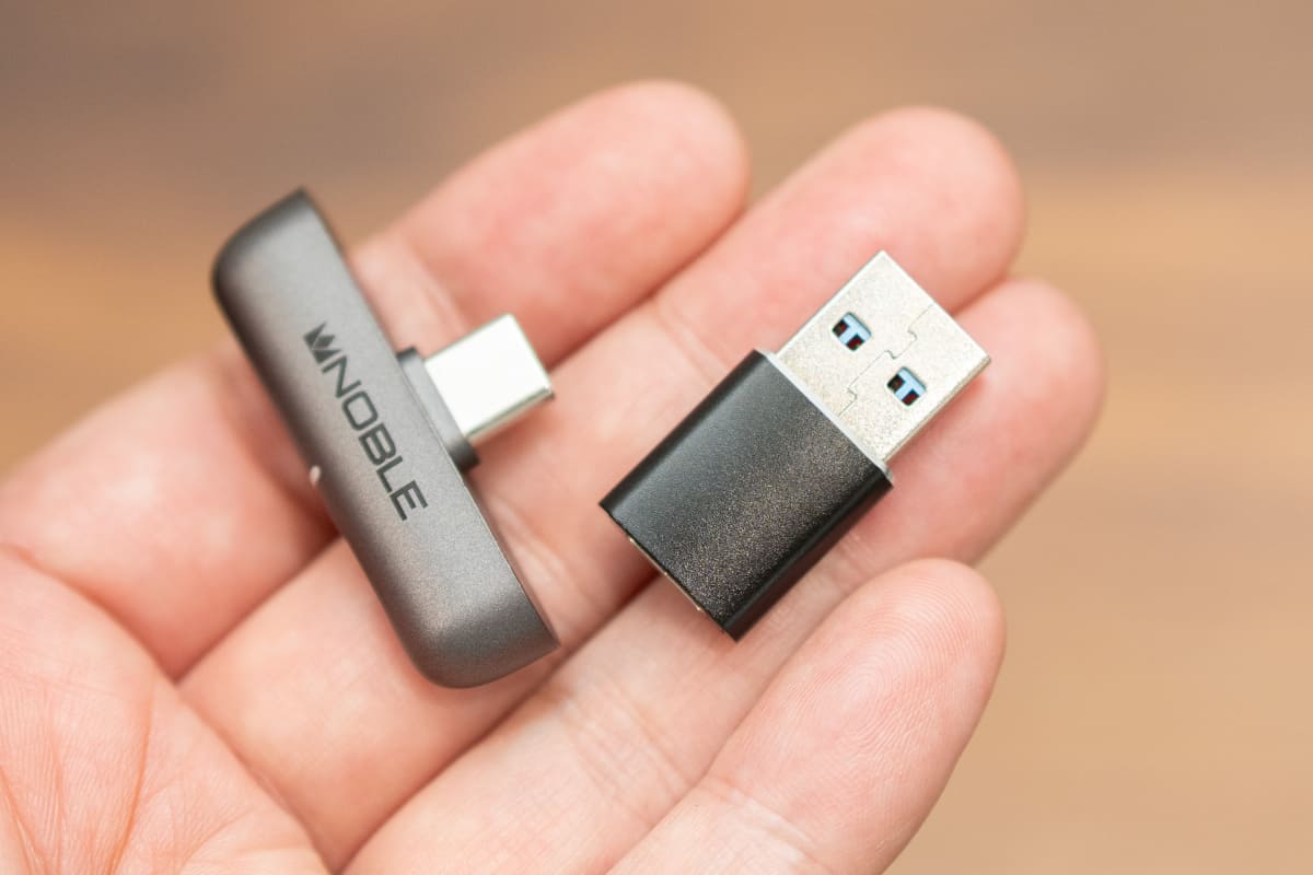 USB-CをUSB-Aへ変換するアダプターも同梱。PCとの接続も可能だ