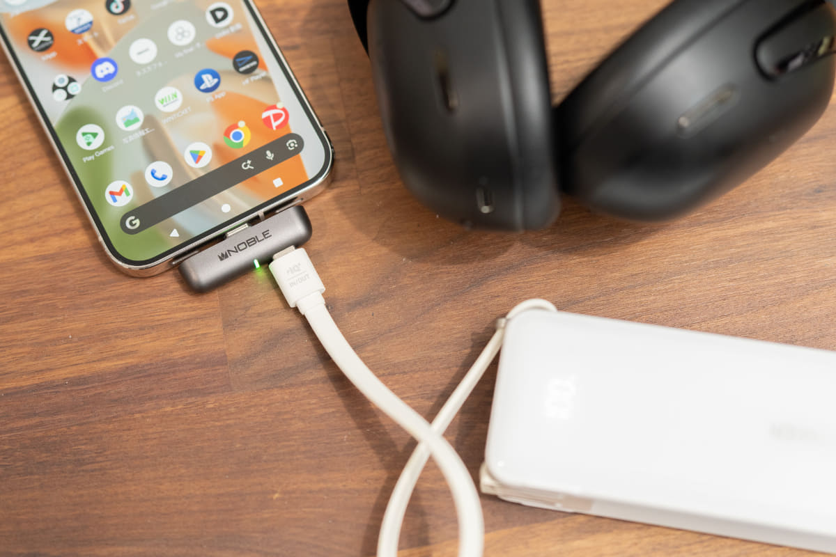 このように、USB給電でスマホを充電しながらSceptreを使用できる