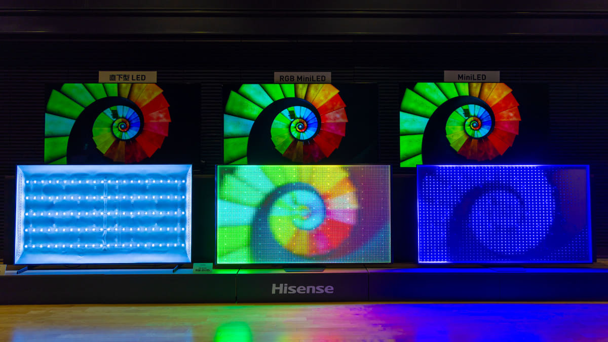 発表会場に展示されていた、バックライトシステムの比較。写真左から「直下型LED(85C55R)」、「RGB LED(RGB85UXS)」、「ミニLED(他社製85型モデル)」