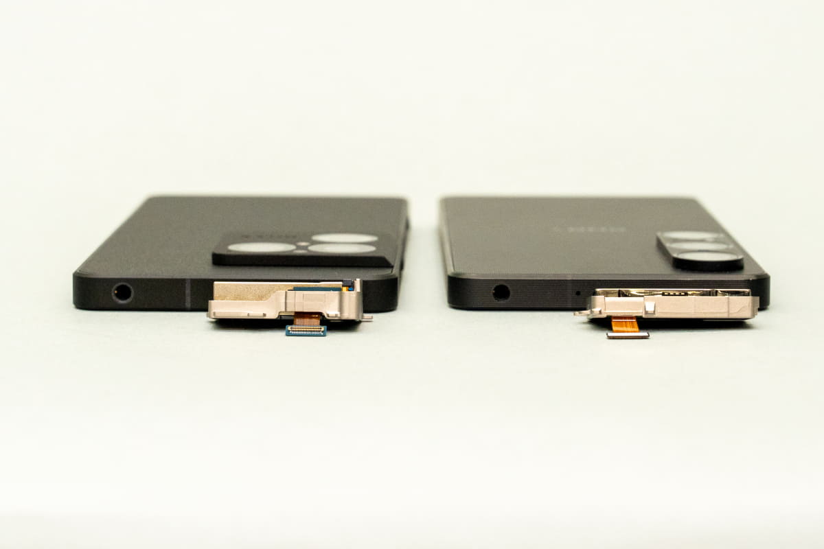 左がXperia 1 VIII。センサーが大きくなり、ユニット自体が大きくなった
